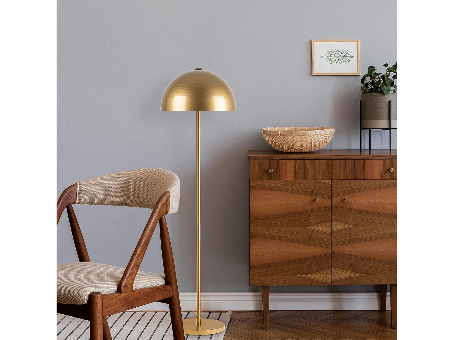 Candeeiro de Pé Dourado - Elegância e Sofisticação para o Seu Espaço