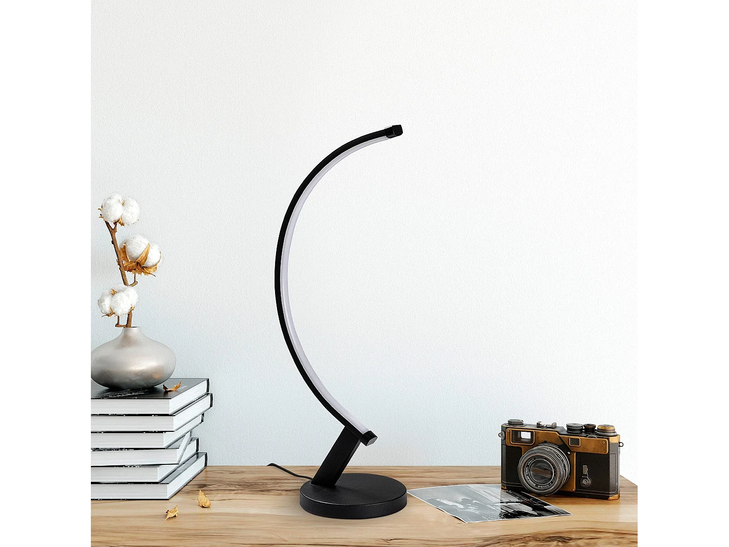 Candeeiro de Mesa Bevel 13323: Elegância e Modernidade para o Seu Espaço