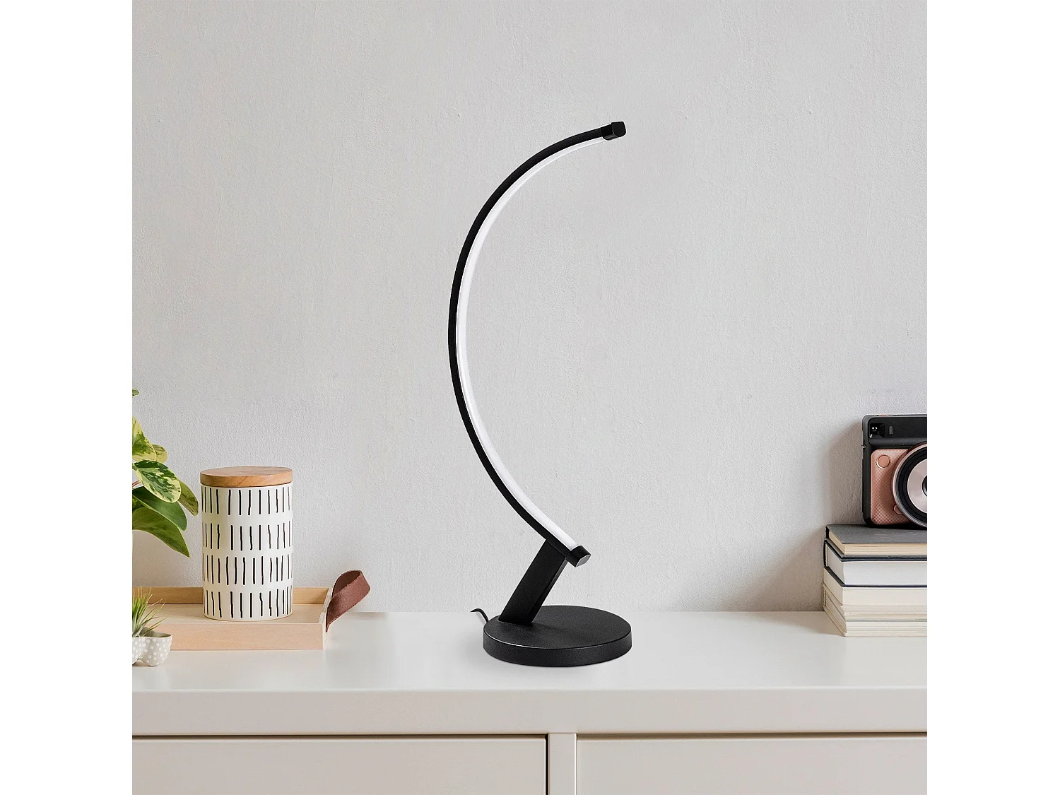 Candeeiro de Mesa Bevel 13323: Elegância e Modernidade para o Seu Espaço