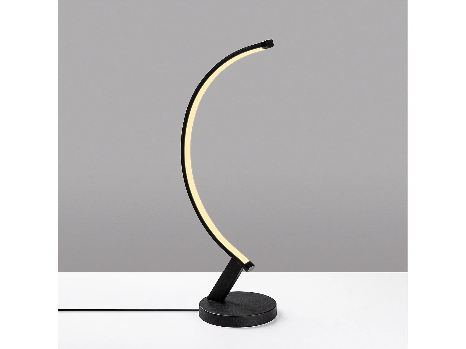 Candeeiro de Mesa Bevel 13323: Elegância e Modernidade para o Seu Espaço