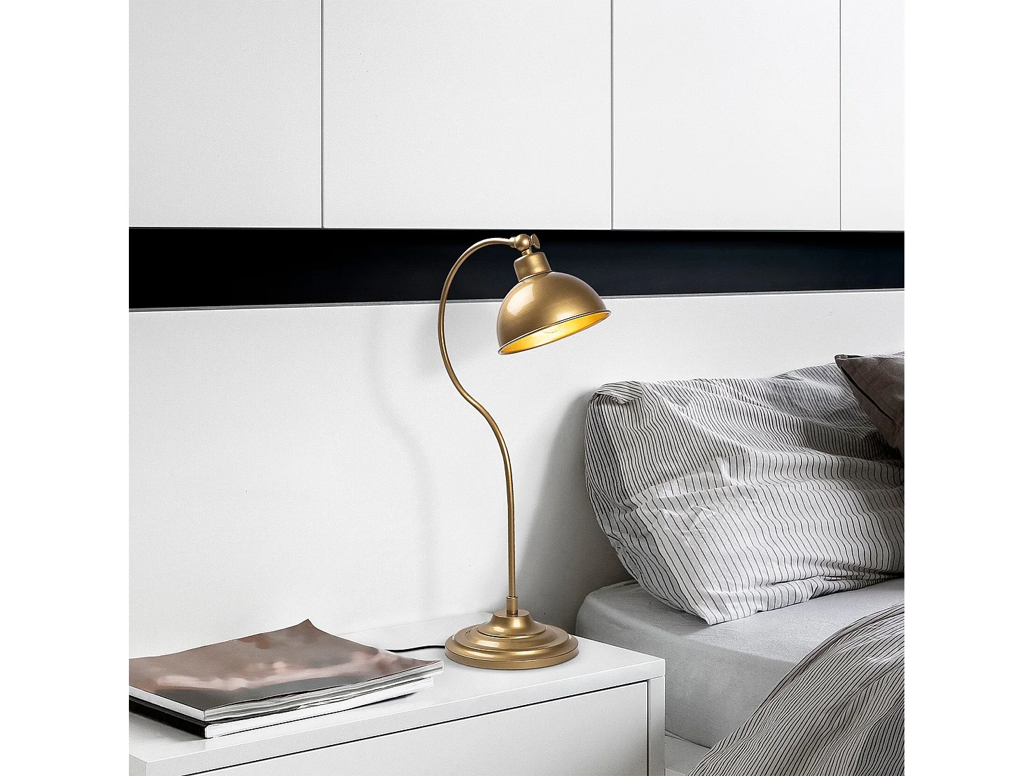 Candeeiro de Mesa Konika - Elegância e Modernidade para o Seu Espaço