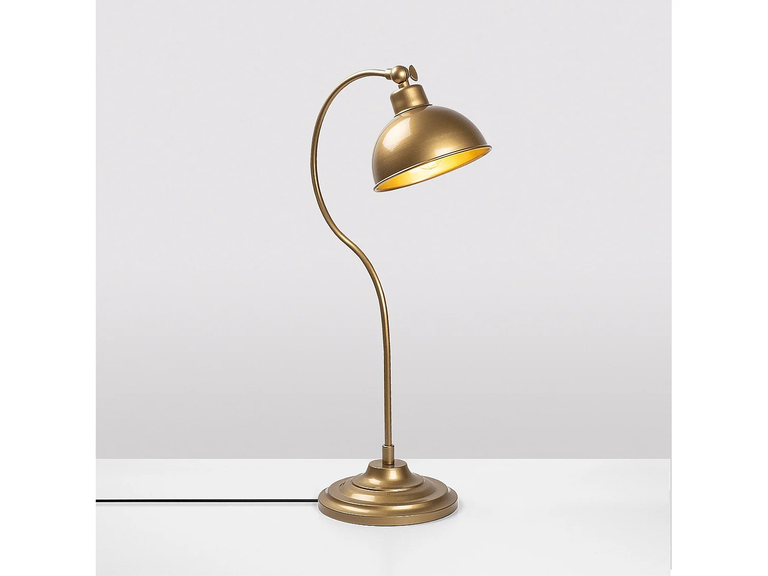 Candeeiro de Mesa Konika - Elegância e Modernidade para o Seu Espaço