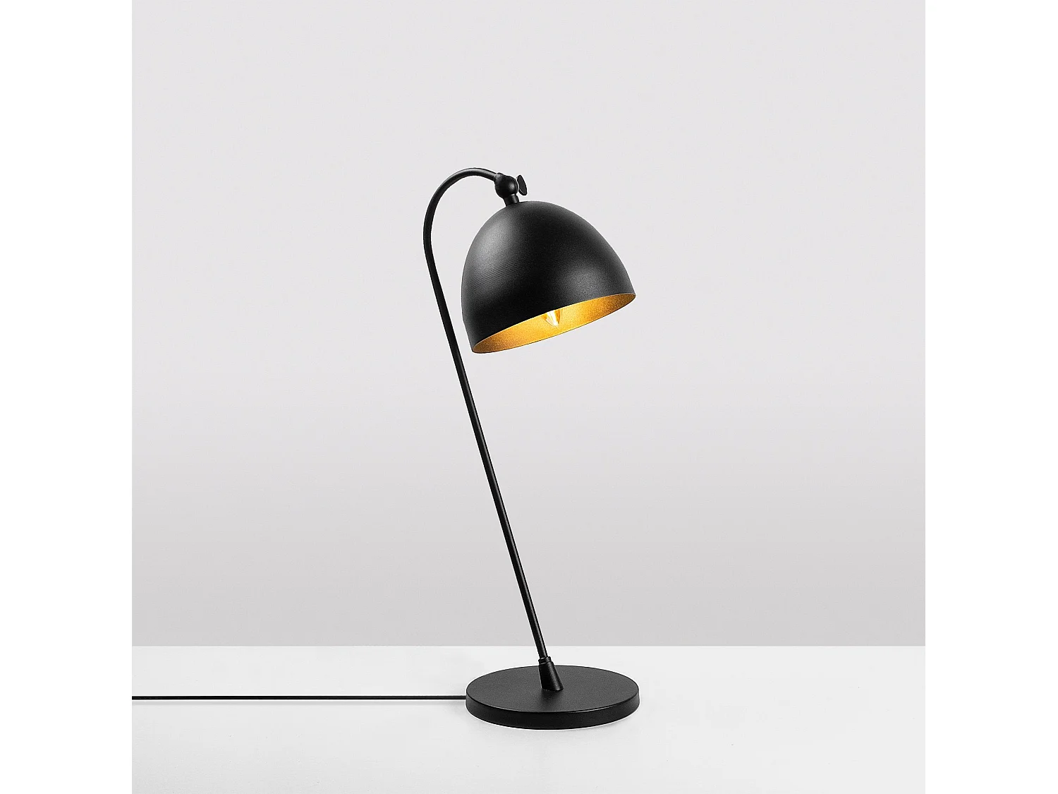 Candeeiro de Mesa Moderno em Preto e Dourado - Elegância e Estilo