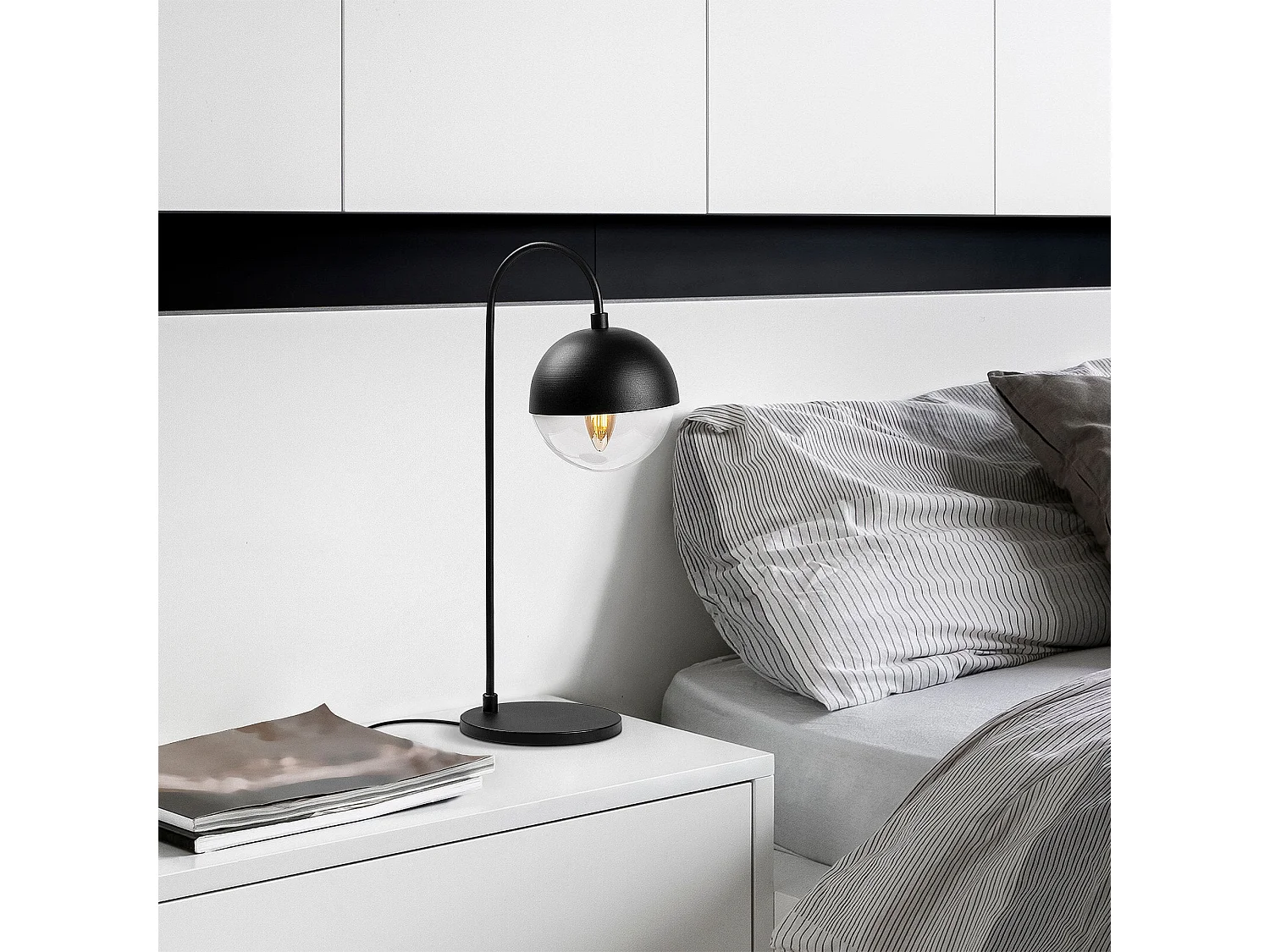 Candeeiro de Mesa Elegante em Preto - Horn 12203