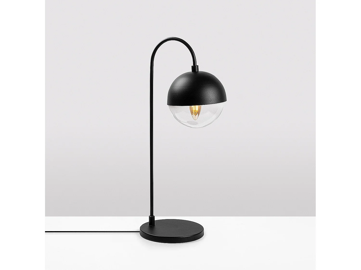 Candeeiro de Mesa Elegante em Preto - Horn 12203