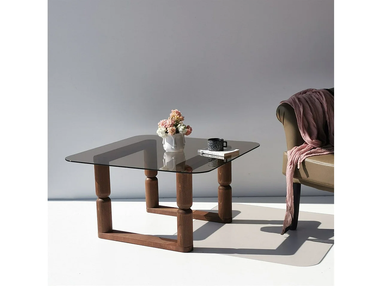 Table basse carré Mizdar 80x80cm Bois massif foncé et Verre fumé