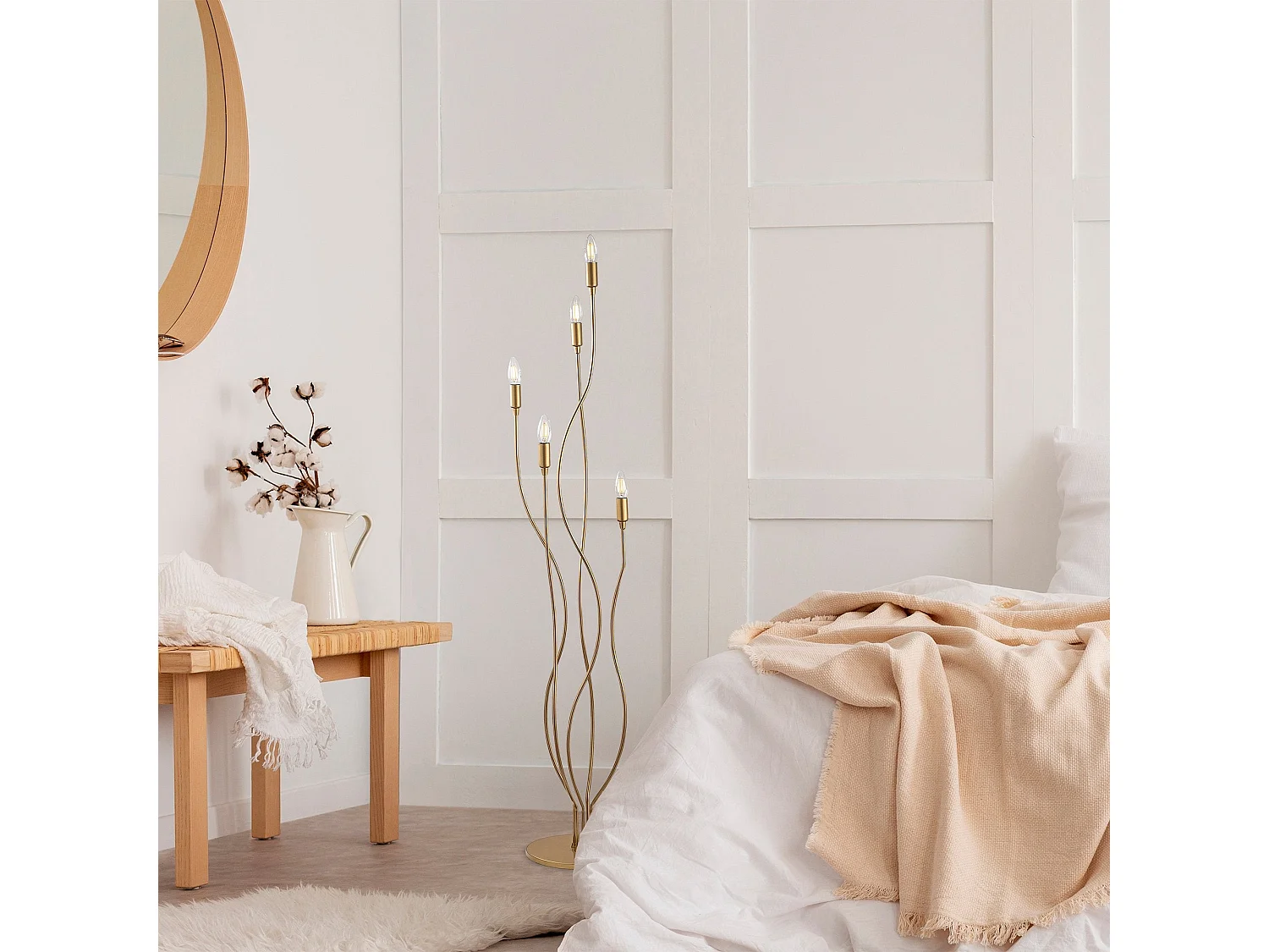 Candeeiro de Pé Elegante com Corpo Metálico - Design Moderno em Cobre