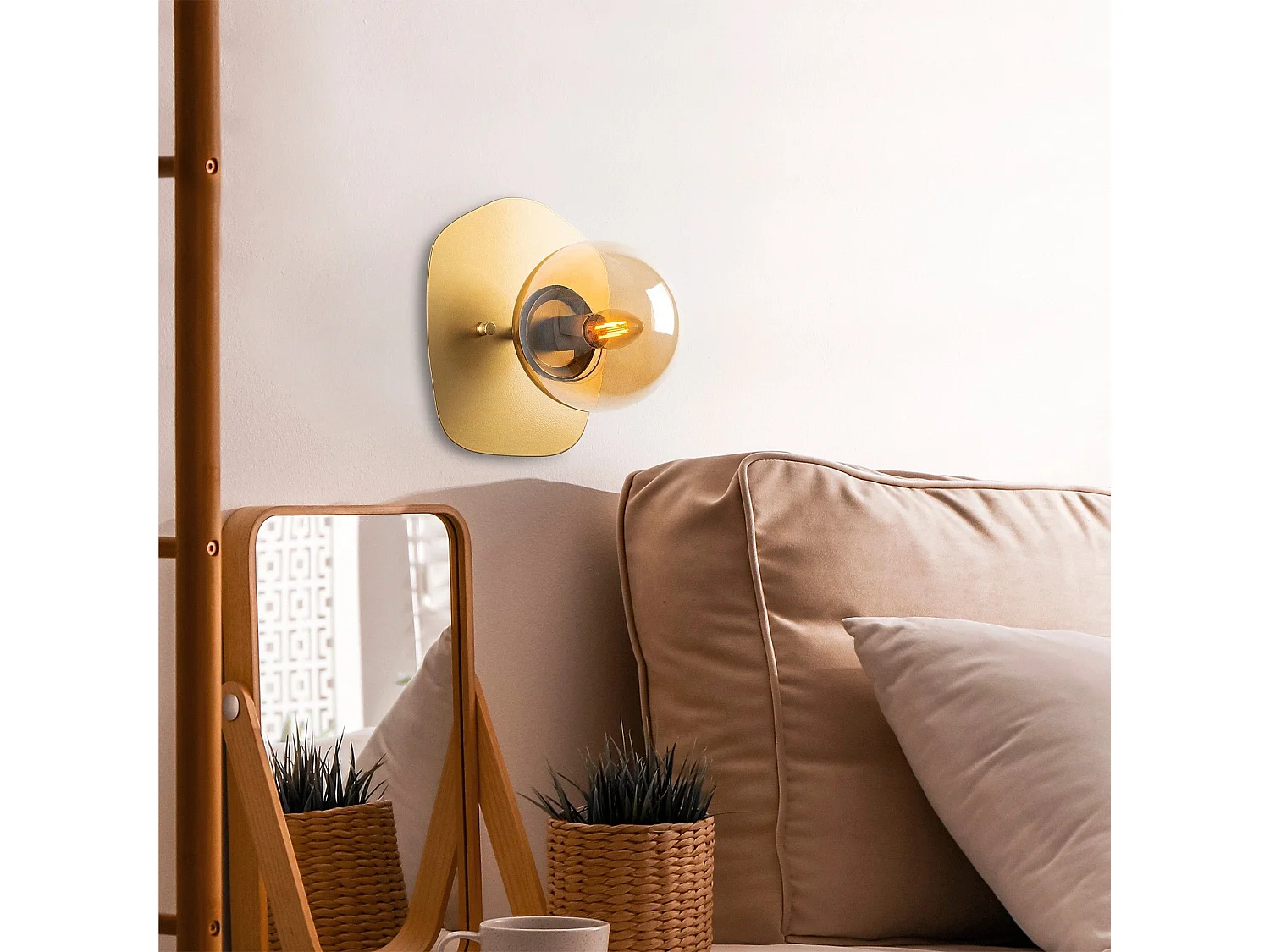 Candeeiro de Parede Elegante em Dourado - Design Sofisticado e Intemporal