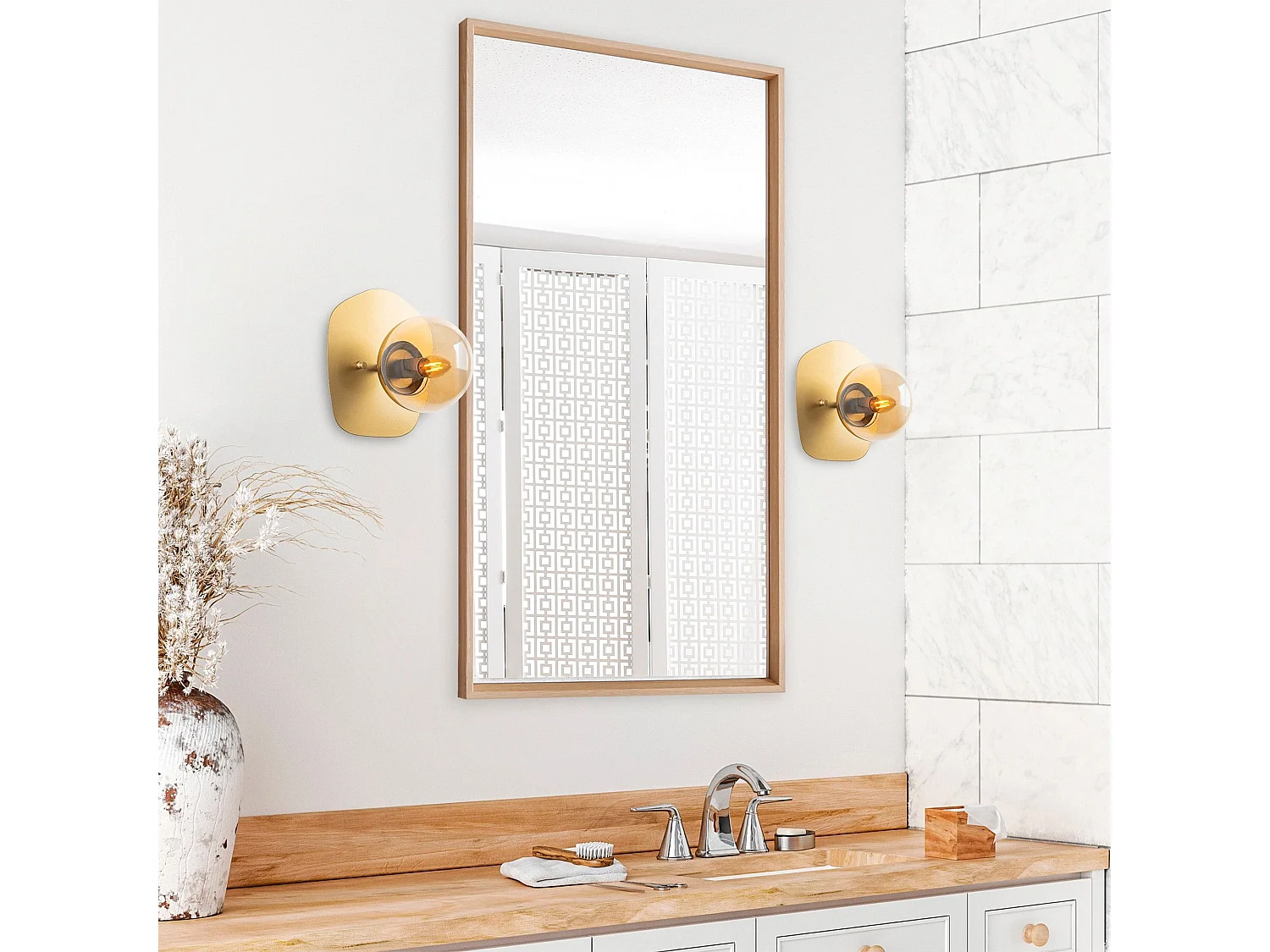 Candeeiro de Parede Elegante em Dourado - Design Sofisticado e Intemporal