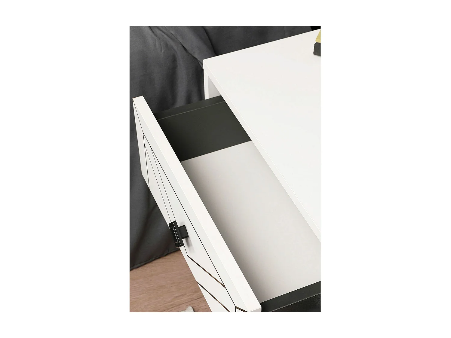 Mesa de Cabeceira Luna Branca – Elegância e Funcionalidade para o Seu Quarto