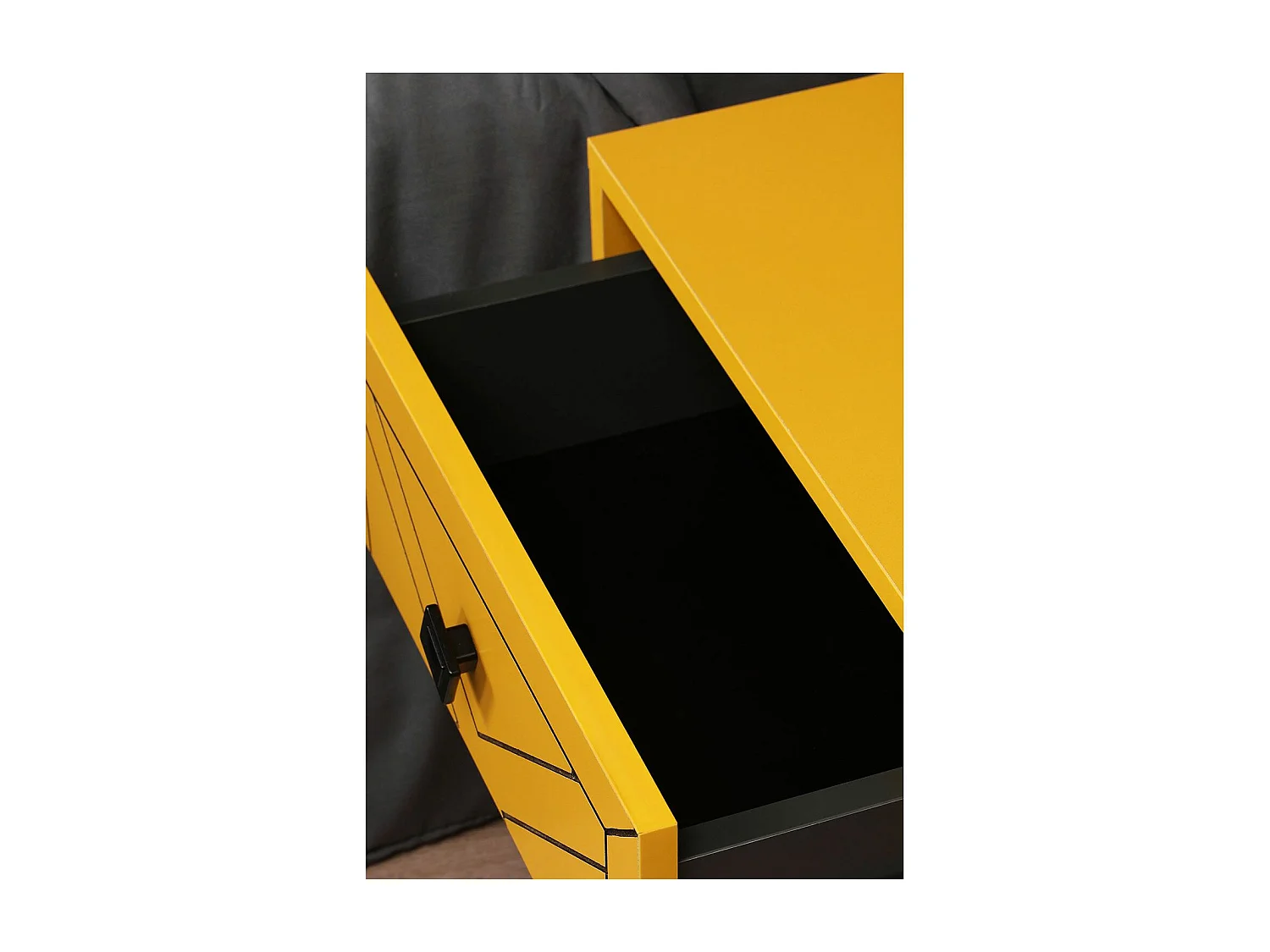 Mesa de Cabeceira Luna Amarelo Vibrante – Estilo Moderno e Funcionalidade (50 x 55 x 40 cm)