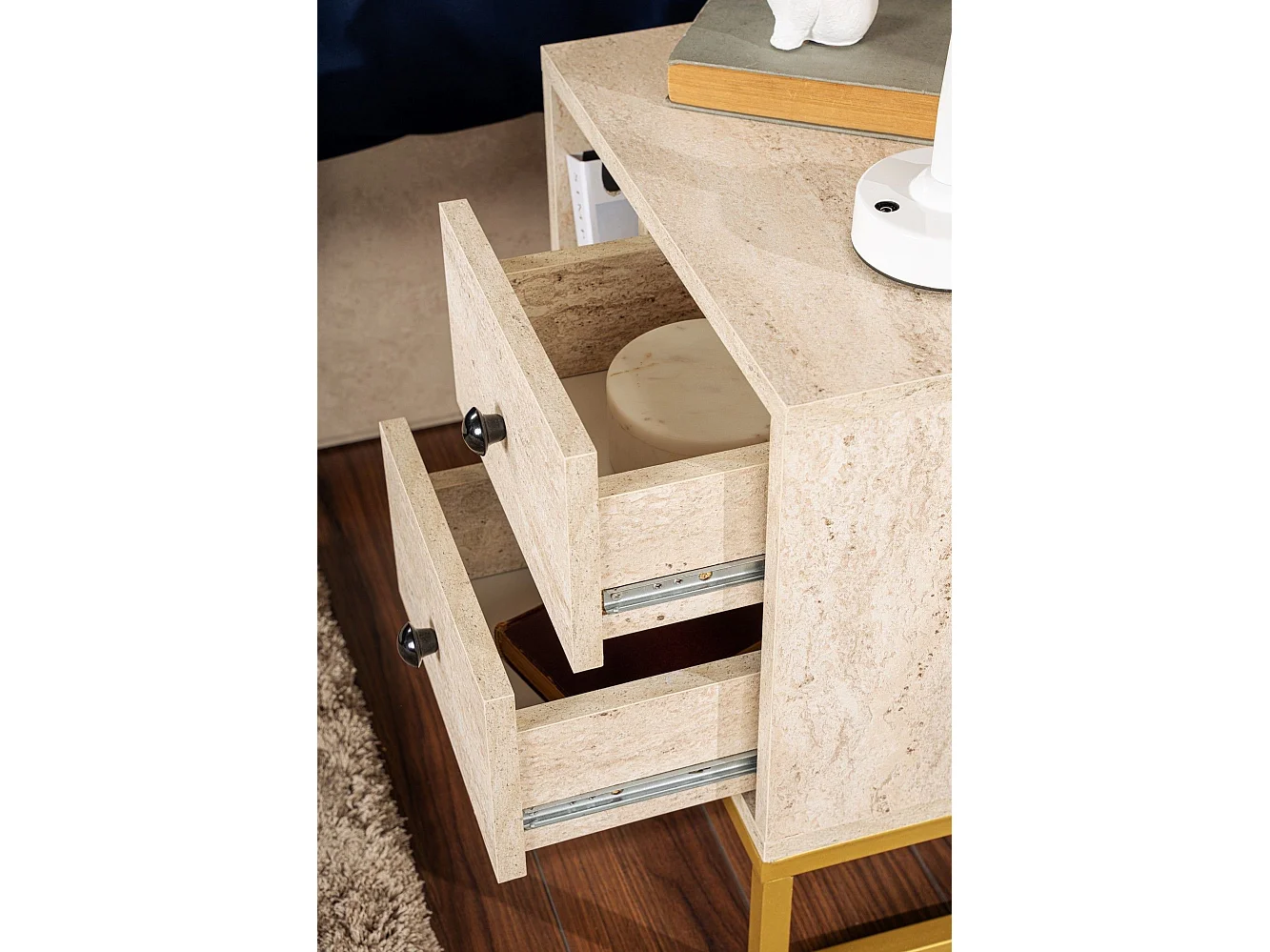 Mesa de Cabeceira Luxuosa 'Glimmer' em Travertino e Dourado - Design Sofisticado para o Seu Quarto