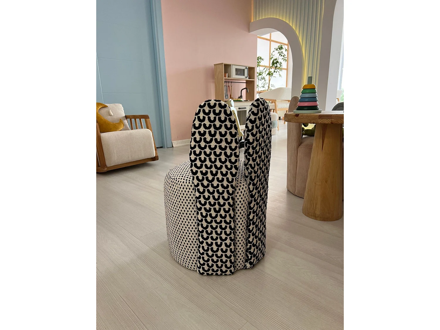 Stijlvolle oorfauteuil, zwart-witte stof, 39 x 58 x 39 cm | 100% polyester, schuimvulling, kunststof poten | Perfect voor woonkamers