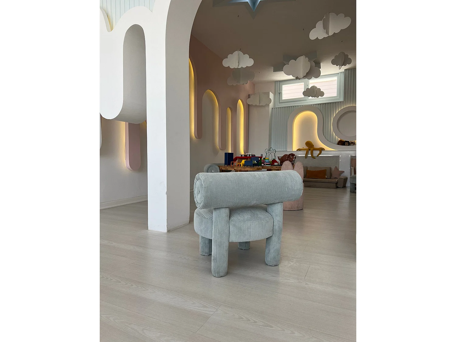 Sillón elegante, azul, 39 x 58 x 39 cm | Estructura 100 % madera de carpa, tejido 100 % poliéster | Diseño cómodo para salón y oficina