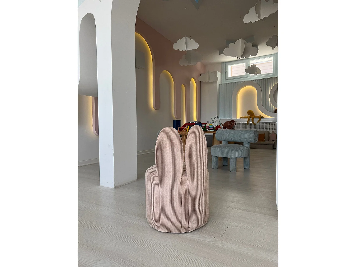 Eleganter Ohrensessel, rosa Stoff, 39 x 58 x 39 cm | 100 % Polyester, Schaumstoffpolsterung, Kunststoffbeine | Perfekt für Wohn- und Schlafz