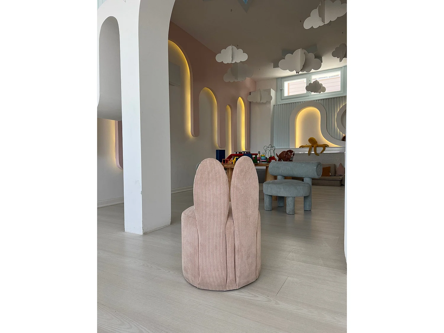 Eleganter Ohrensessel, rosa Stoff, 39 x 58 x 39 cm | 100 % Polyester, Schaumstoffpolsterung, Kunststoffbeine | Perfekt für Wohn- und Schlafz