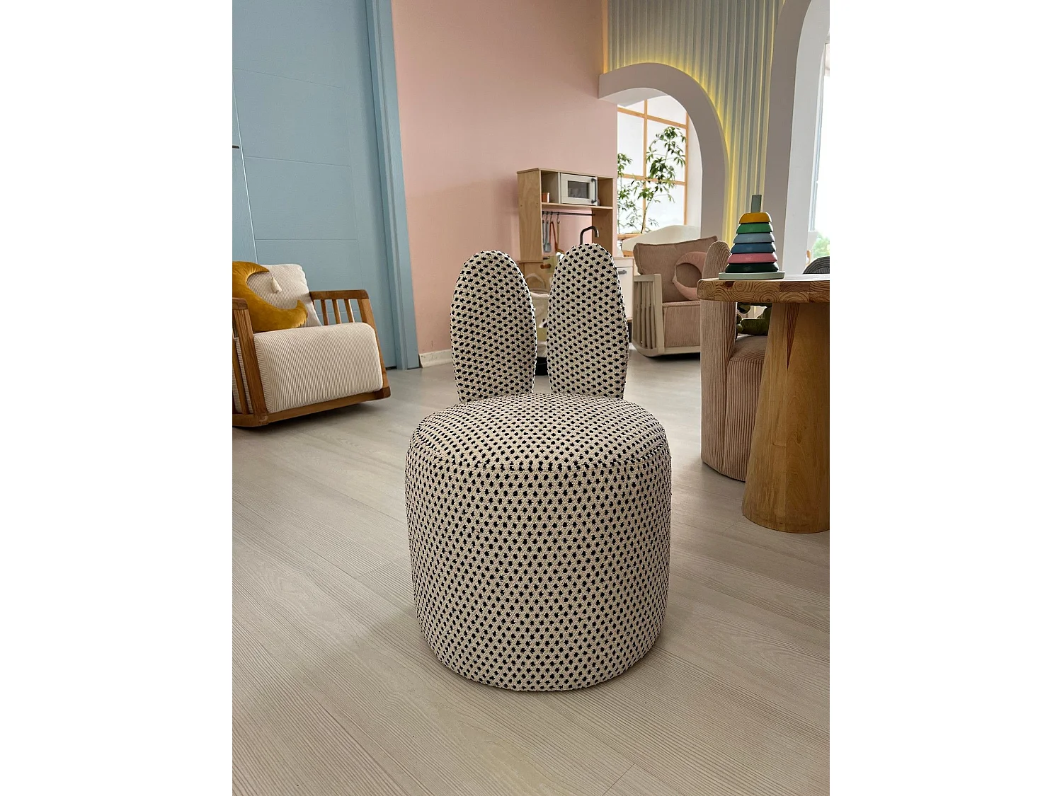 Puf Altadena 578, De color marrón claro, 58cm, Diámetro: 39, Tapiz, Patas: Plástico