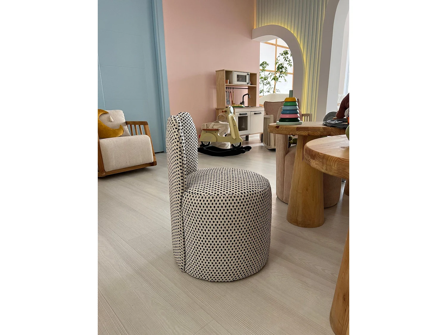 Stilvoller Ohrensessel, schwarz-weißer Stoff, 39 x 58 x 39 cm | 100 % Polyester, Schaumstoffpolsterung, Kunststoffbeine | Perfekt fürs Wohnz