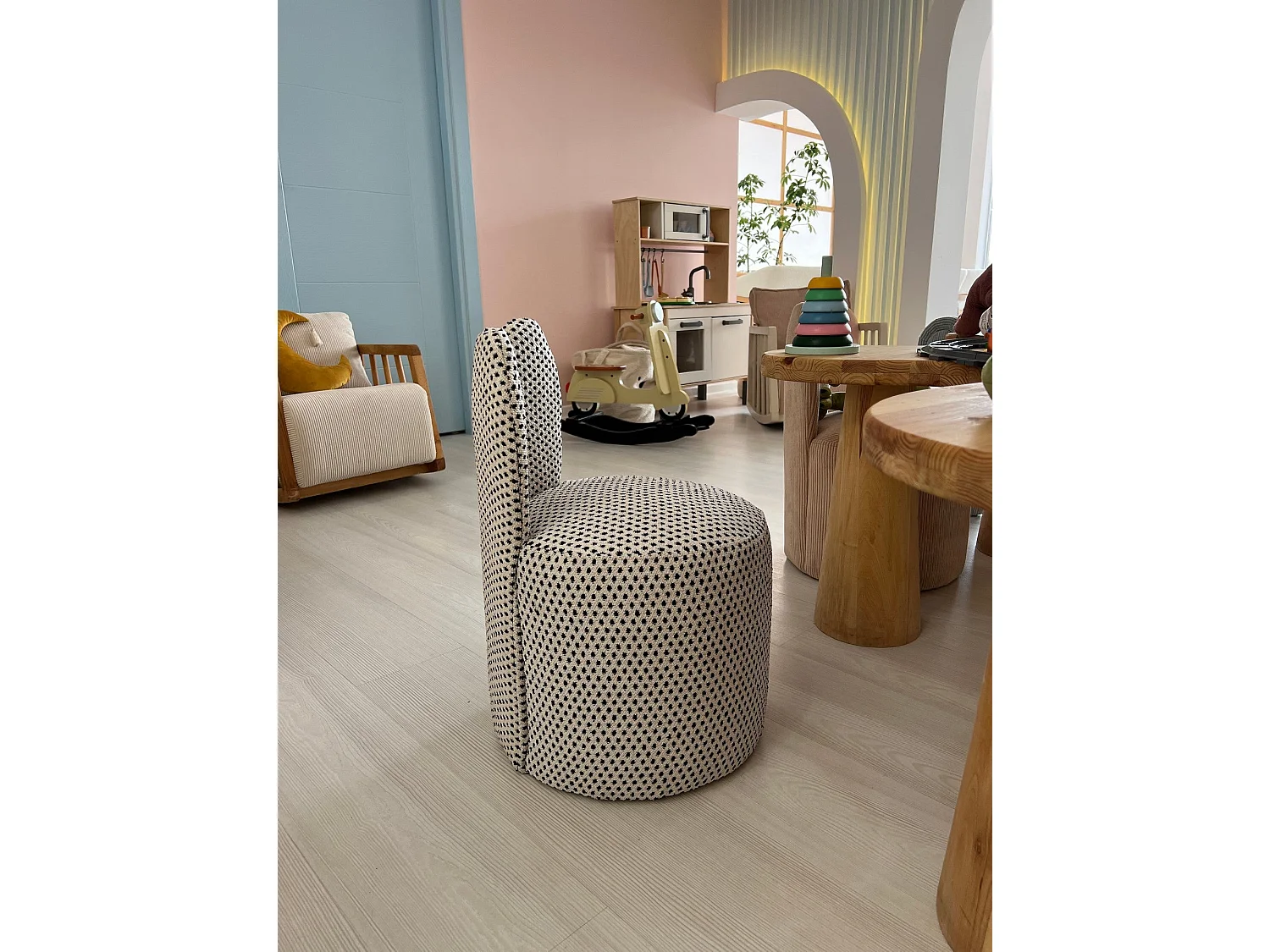 Stilvoller Ohrensessel, schwarz-weißer Stoff, 39 x 58 x 39 cm | 100 % Polyester, Schaumstoffpolsterung, Kunststoffbeine | Perfekt fürs Wohnz