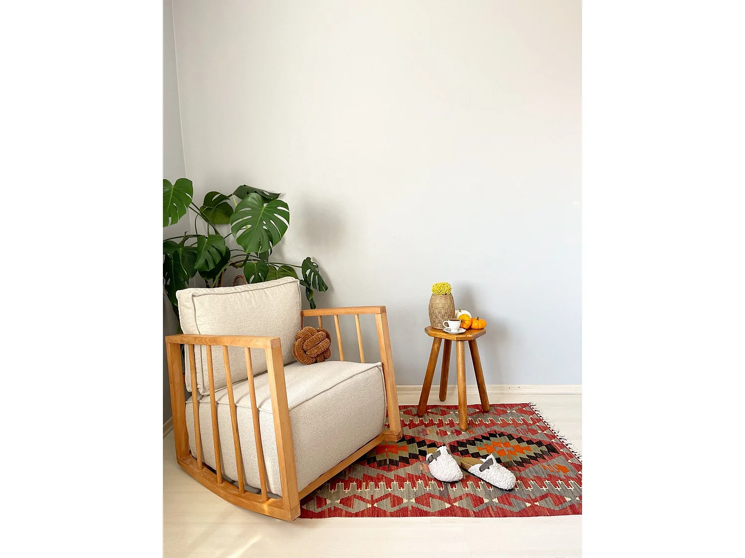 Eleganter Sessel, Weiß, 65 cm B x 80 cm H x 71 cm T | Rahmen aus 100 % Holz, Babyface-Stoff | Perfekt für moderne Wohnzimmer und gemütliche