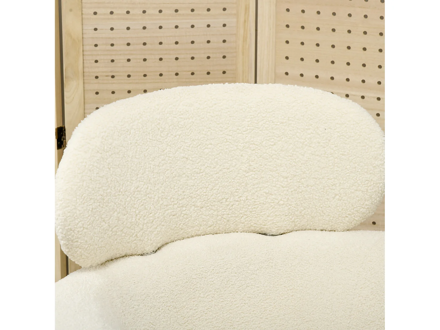 Poltrona Queen Creme e Dourado - Elegância e Conforto no Design Nórdico