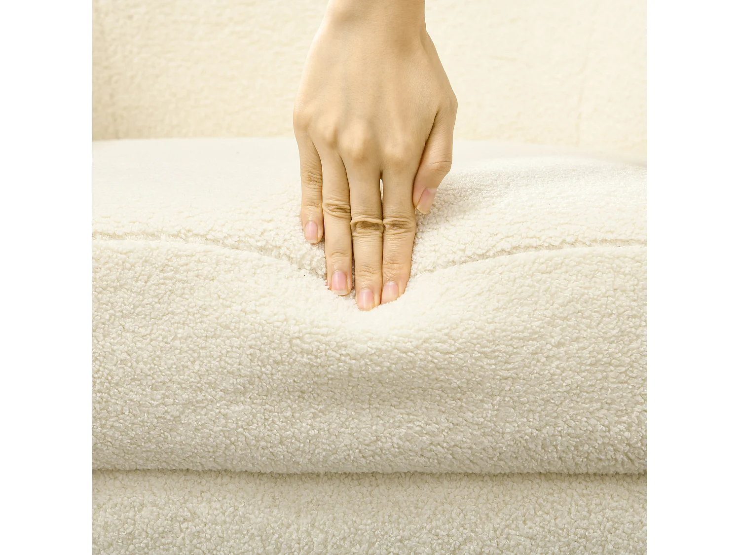 Poltrona Queen Creme e Dourado - Elegância e Conforto no Design Nórdico