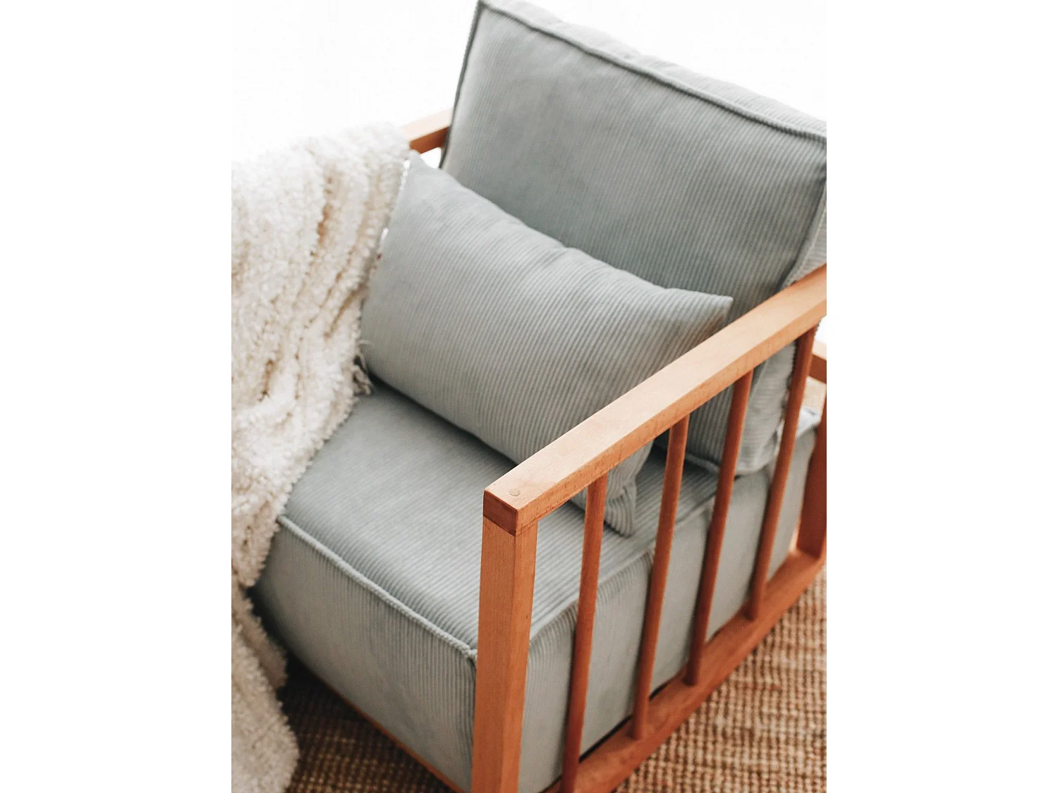 Eleganter Sessel, blauer Stoff, 65 cm B x 80 cm H x 71 cm T | Rahmen aus 100 % Holz, angenehme Sitztiefe | Perfekt für das Wohnzimmer