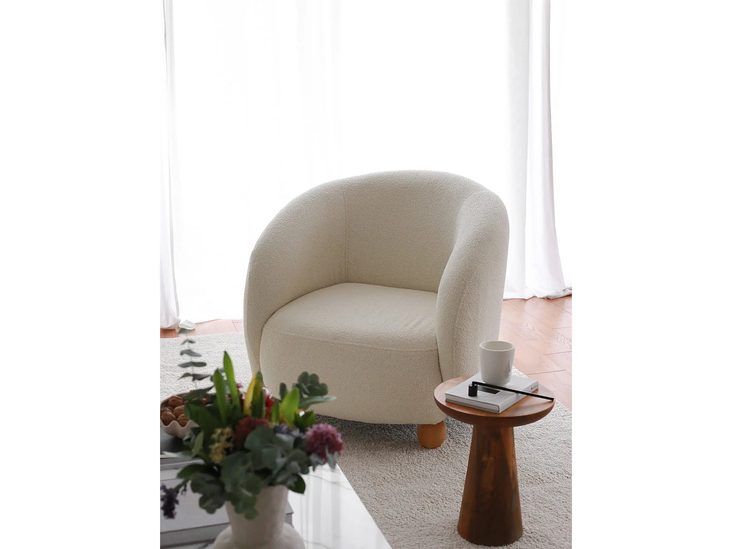 Eleganter weißer Sessel, 82 x 80 x 77 cm | Rahmen aus 100 % Karpfenholz, Stoff aus 100 % Teddy | Perfekt für Wohnzimmer und gemütliche Räume