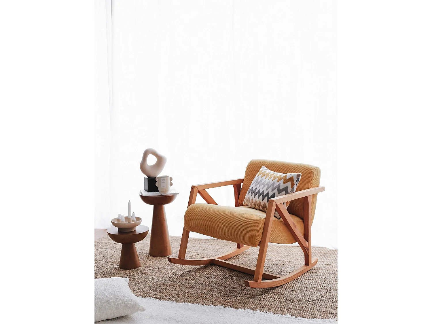 Eleganter gelber Samtsessel, 67cm B x 75cm H x 85cm T | Stabile Holzbeine, bequeme Sitzhöhe von 51cm | Perfekt für