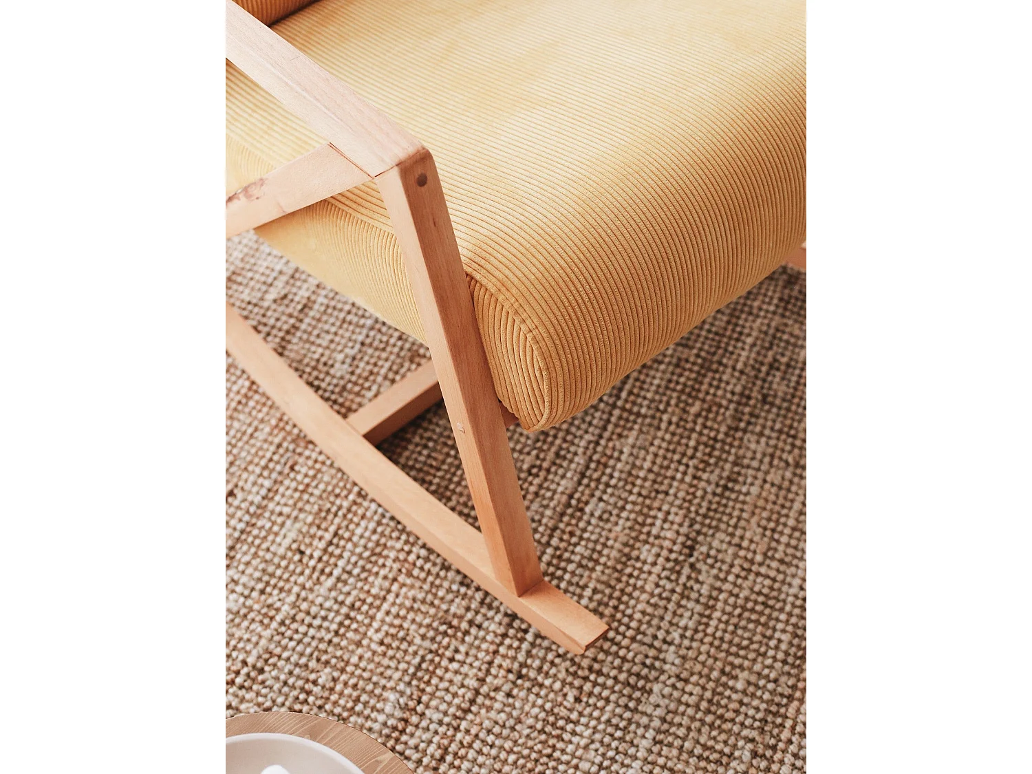 Eleganter gelber Samtsessel, 67cm B x 75cm H x 85cm T | Stabile Holzbeine, bequeme Sitzhöhe von 51cm | Perfekt für