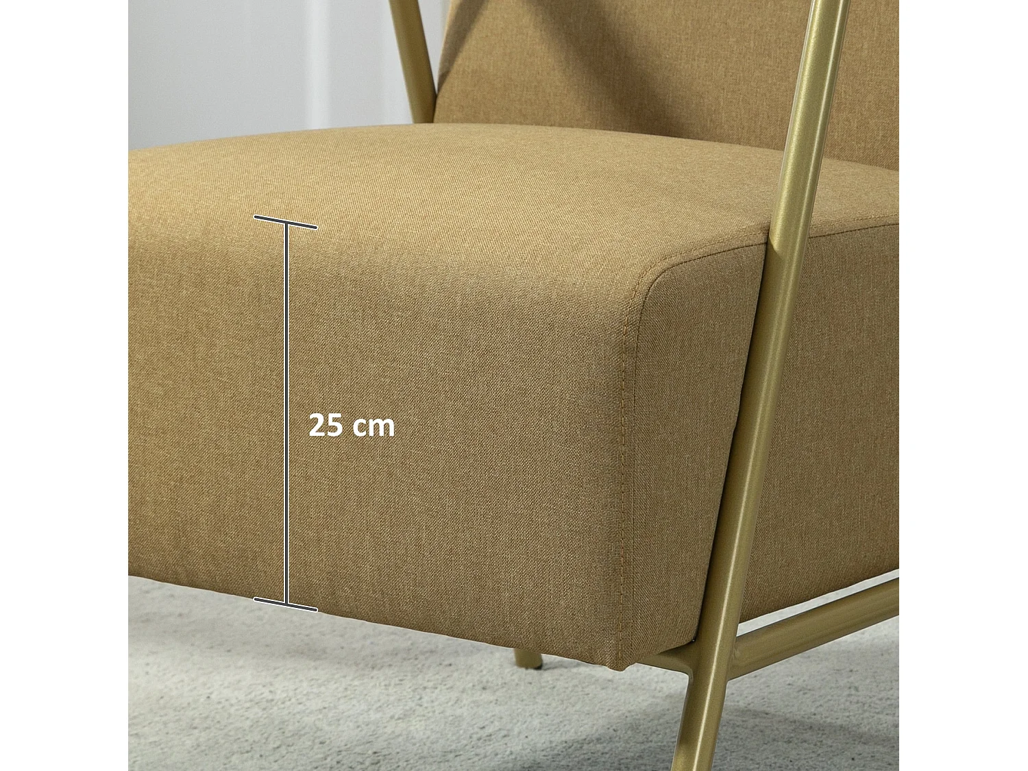 Poltrona Bella com Apoio de Braços em Aço Dourado - Estilo Moderno e Confortável - 62x81x92 cm - Cor Castanho