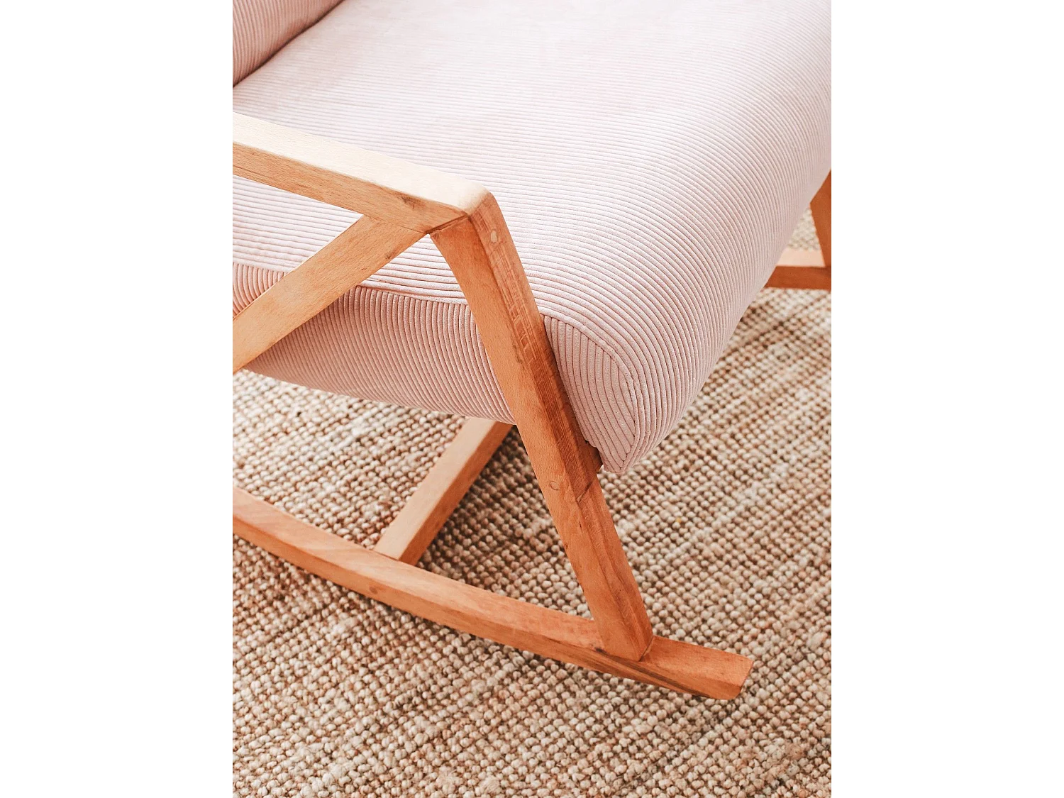 Edler Samtsessel, Rosa, 67 x 85 x 75 cm | 100 % Samtstoff, Holzbeine, stilvolles Design für Wohnzimmer und Schlafzimmer | bequeme Sitzgelege