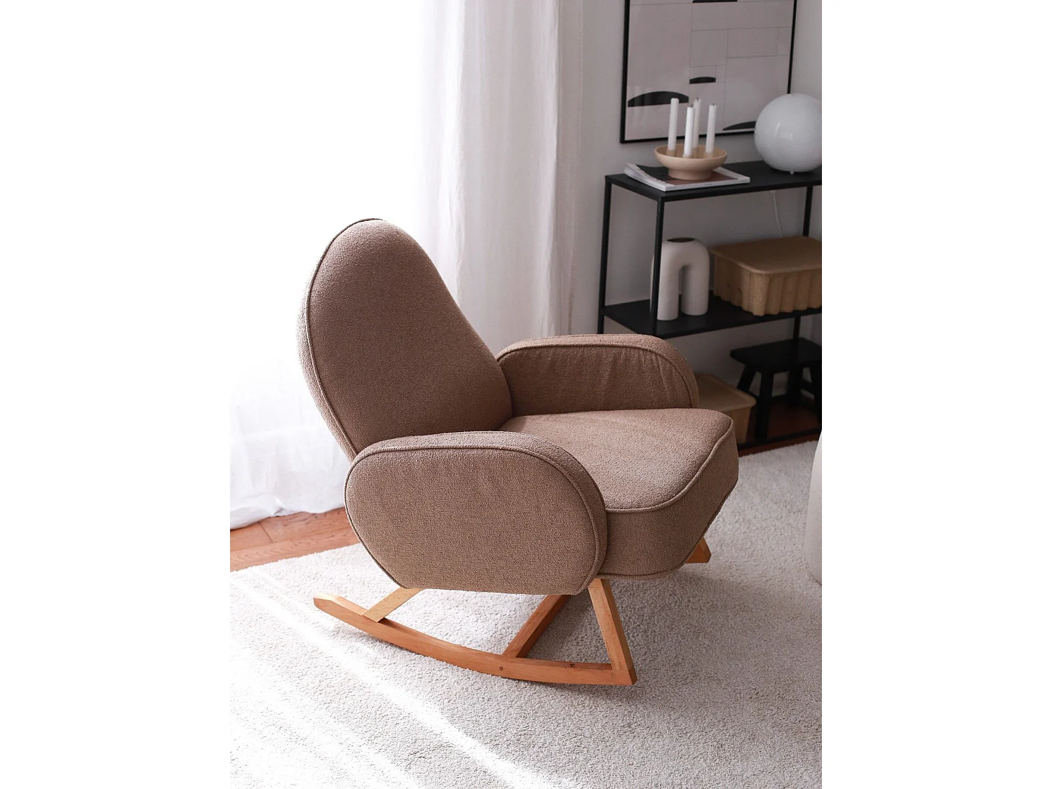 Fauteuil à bascule rembourré, avec accoudoirs Anton Tissu bouclette Marron et Bois massif Naturel