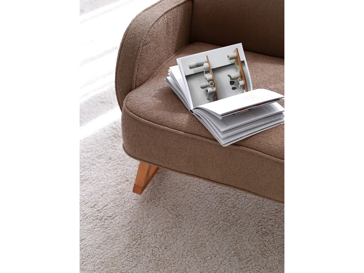 Fauteuil à bascule rembourré, avec accoudoirs Anton Tissu bouclette Marron et Bois massif Naturel