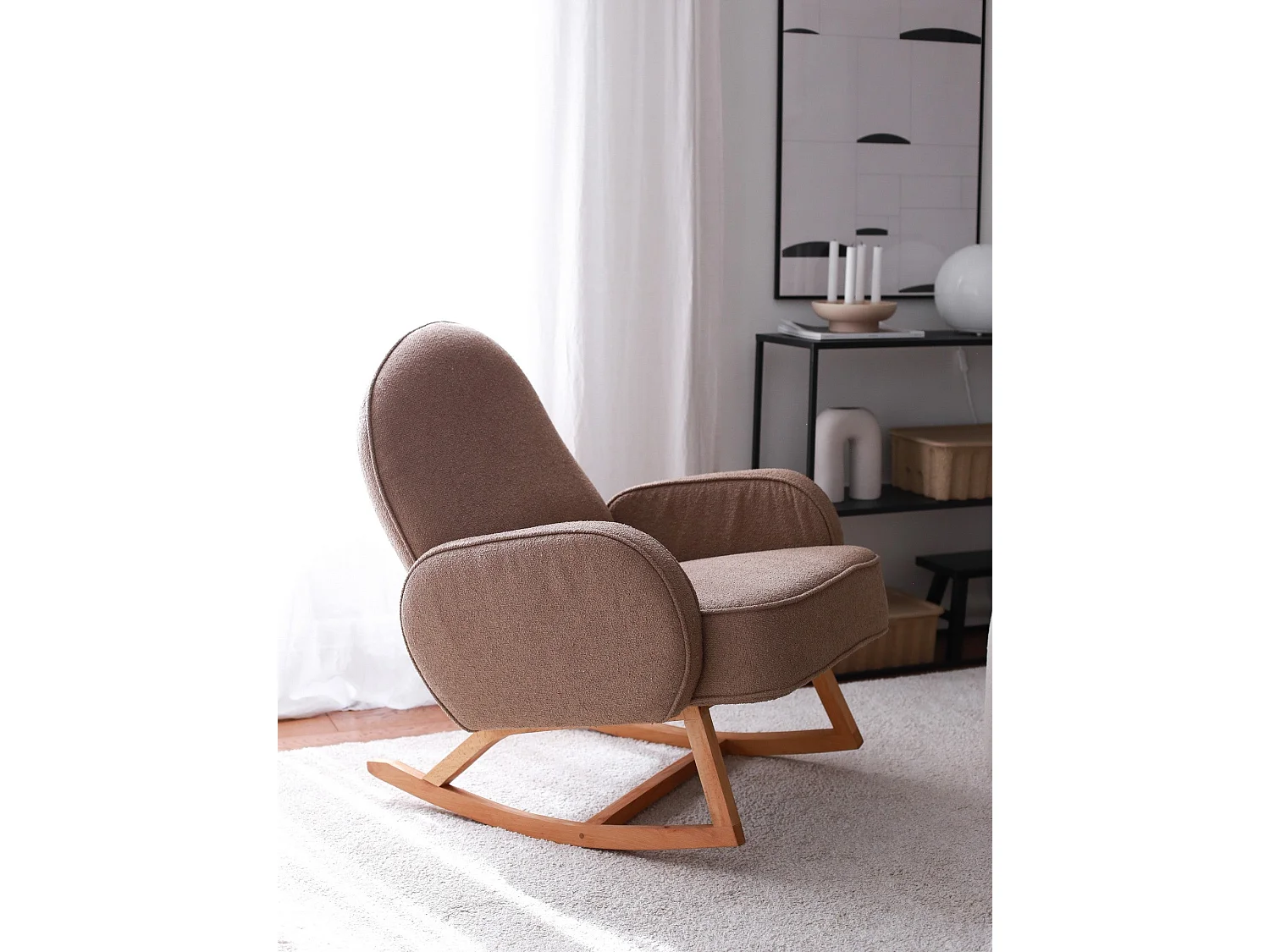 Fauteuil à bascule rembourré, avec accoudoirs Anton Tissu bouclette Marron et Bois massif Naturel