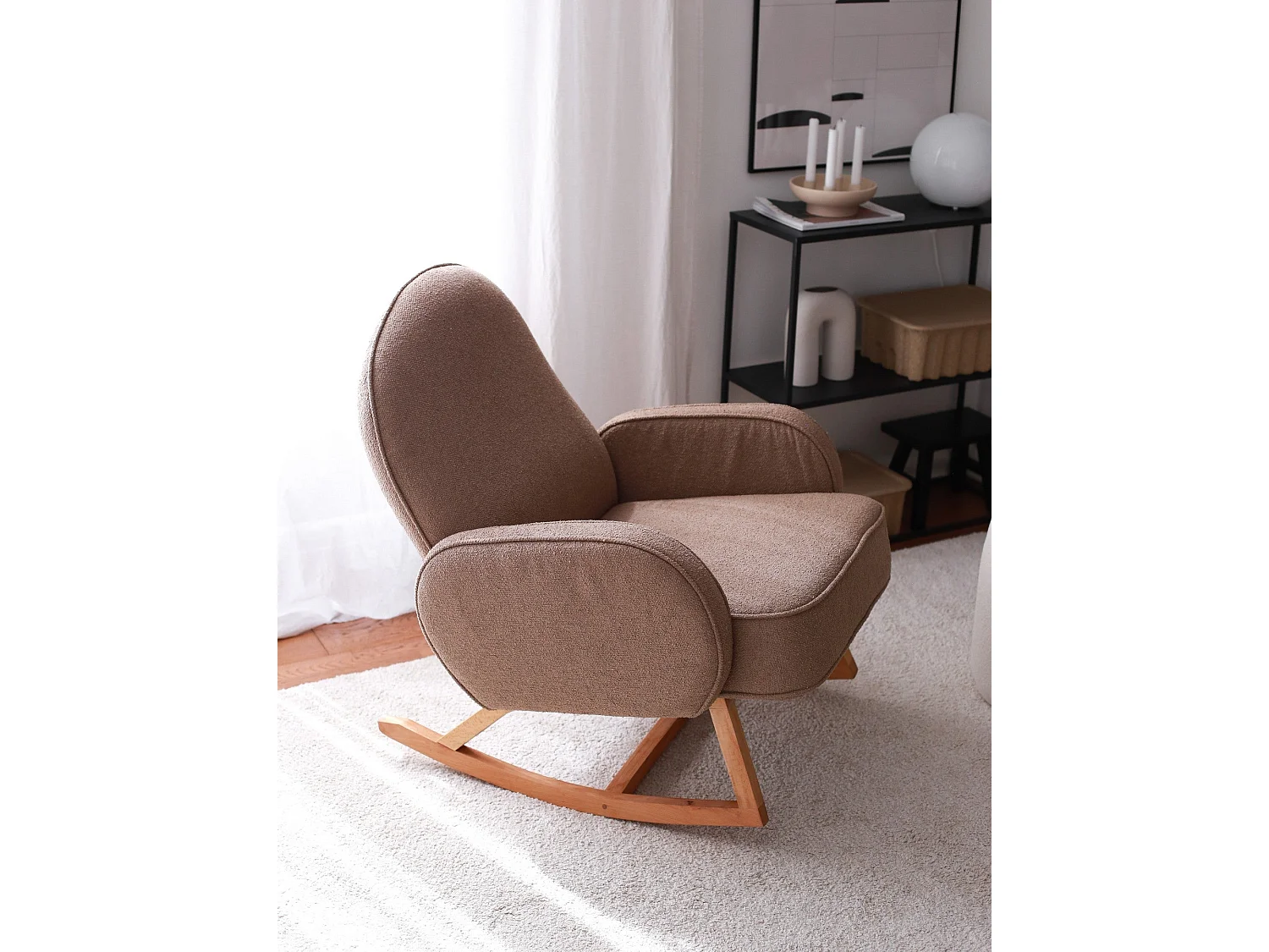 Fauteuil à bascule rembourré, avec accoudoirs Anton Tissu bouclette Marron et Bois massif Naturel
