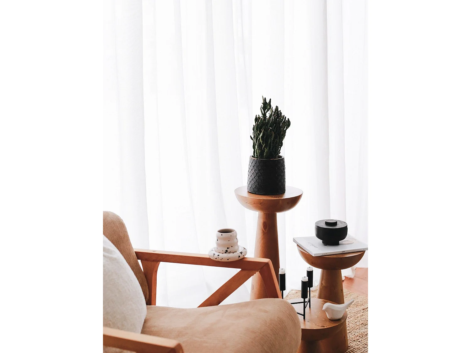 Eleganter Samtsessel, Kamelfarbe, 85 x 75 x 67 cm | 100 % Samtstoff, Holzbeine, elegant und bequem für Wohnzimmer und Büro