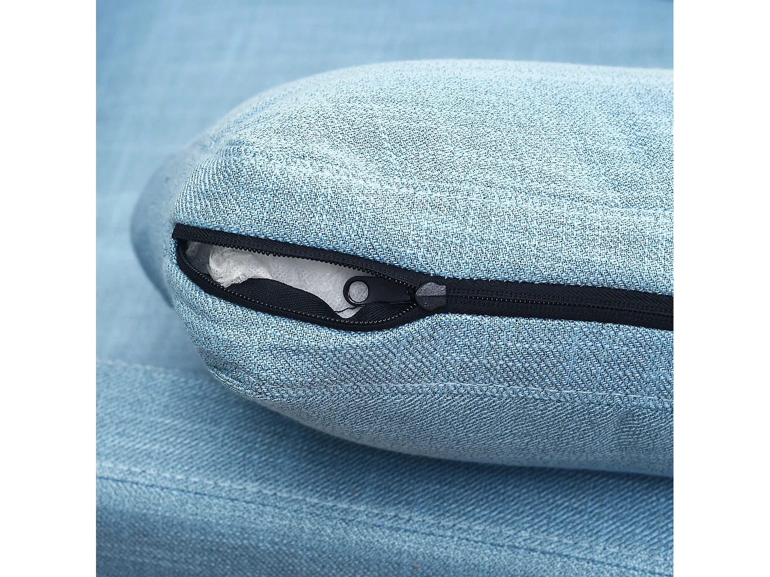 Poltrona Dool Azul em Tecido Premium com Bolsos Laterais - Design Nórdico Elegante