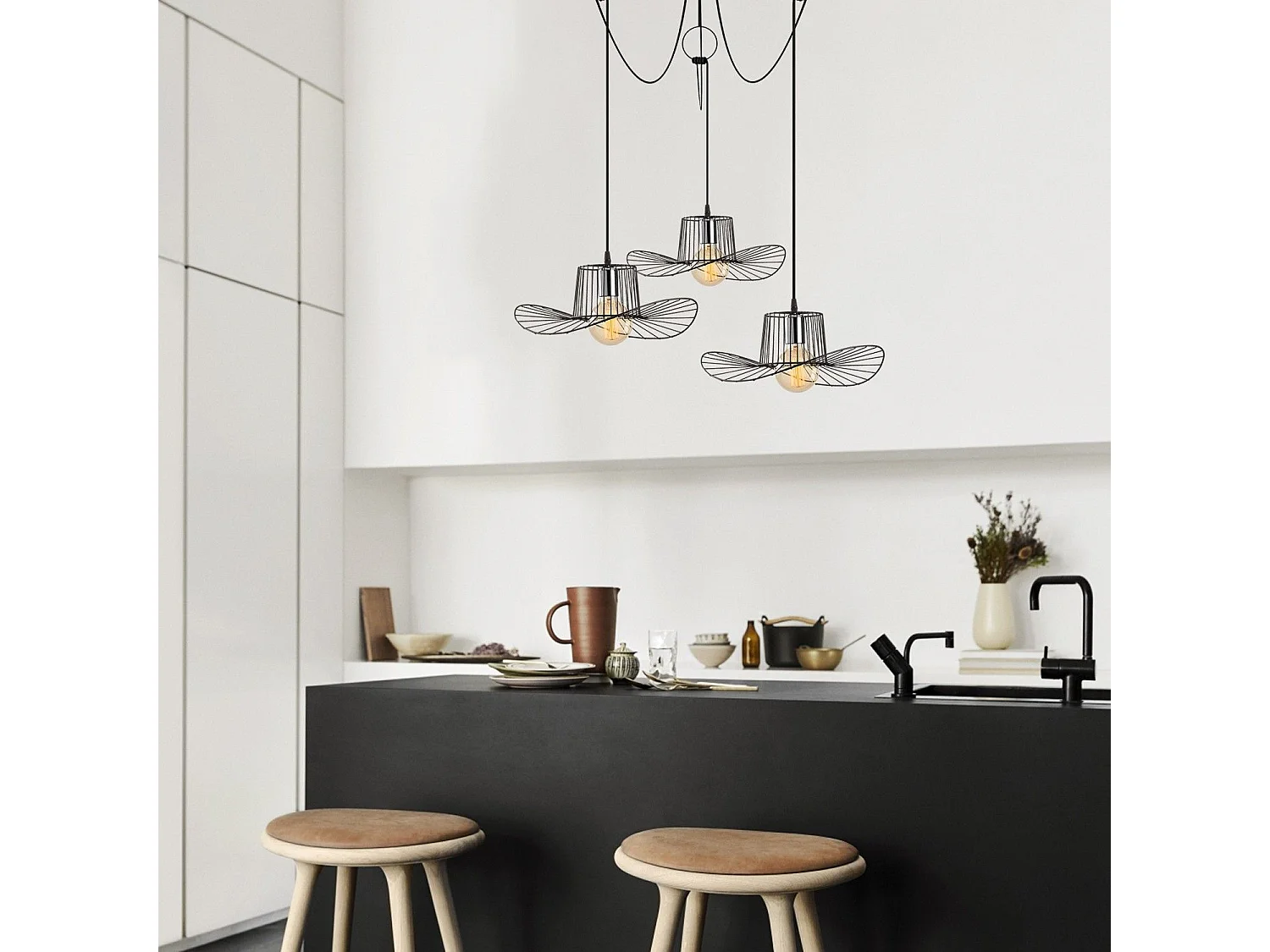 Candeeiro de Metal Preto - Design Moderno e Elegante para Sua Casa