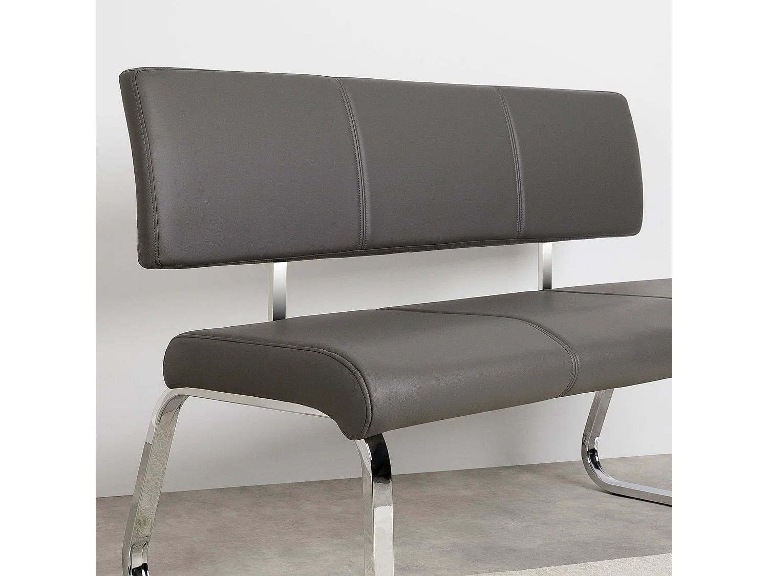 Banc design VILAS siège avec 3 places, banquette au piètement chromé et dossier au revêtement synthétique gris