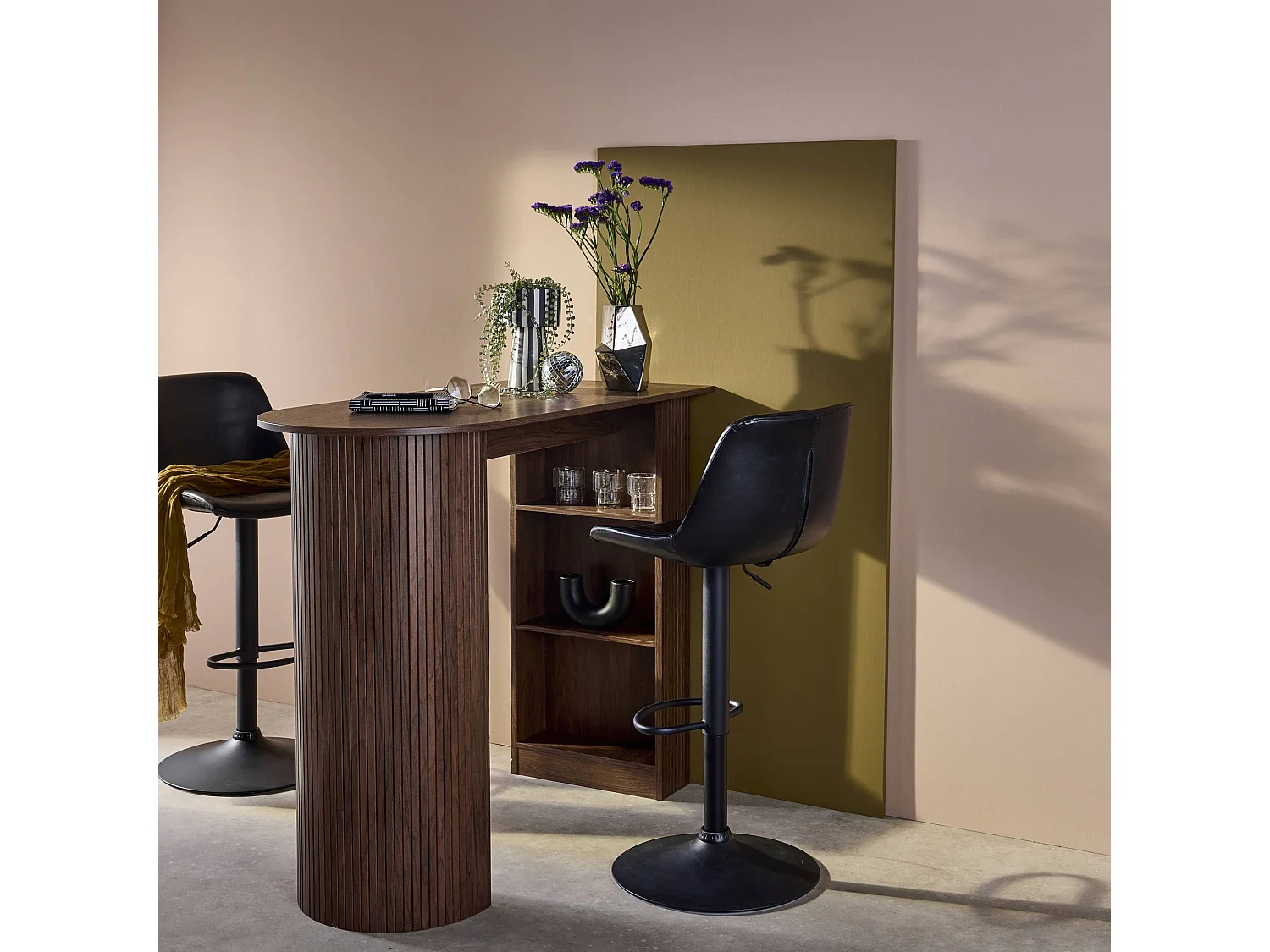 Tavolo alto da cucina decorato in legno con ripostigli, marrone