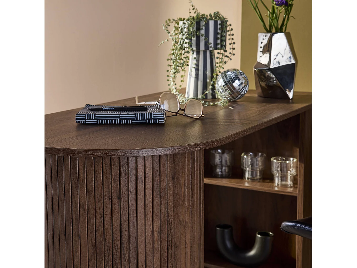 Tavolo alto da cucina decorato in legno con ripostigli, marrone