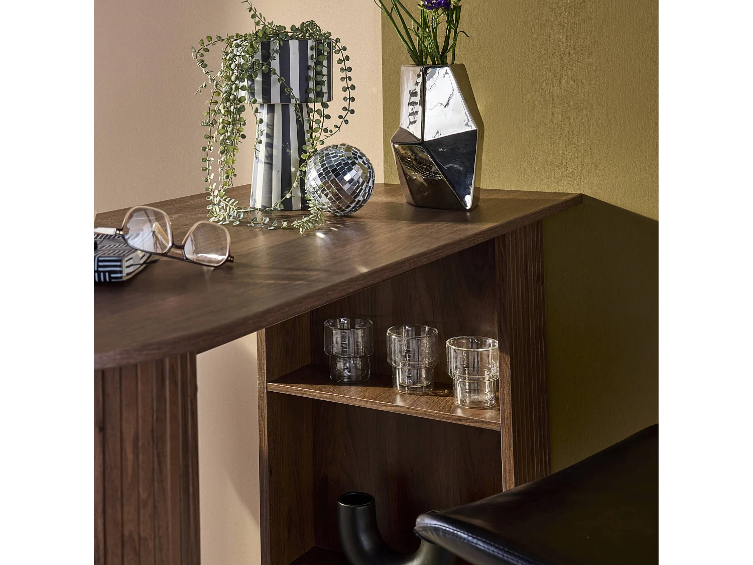 Tavolo alto da cucina decorato in legno con ripostigli, marrone