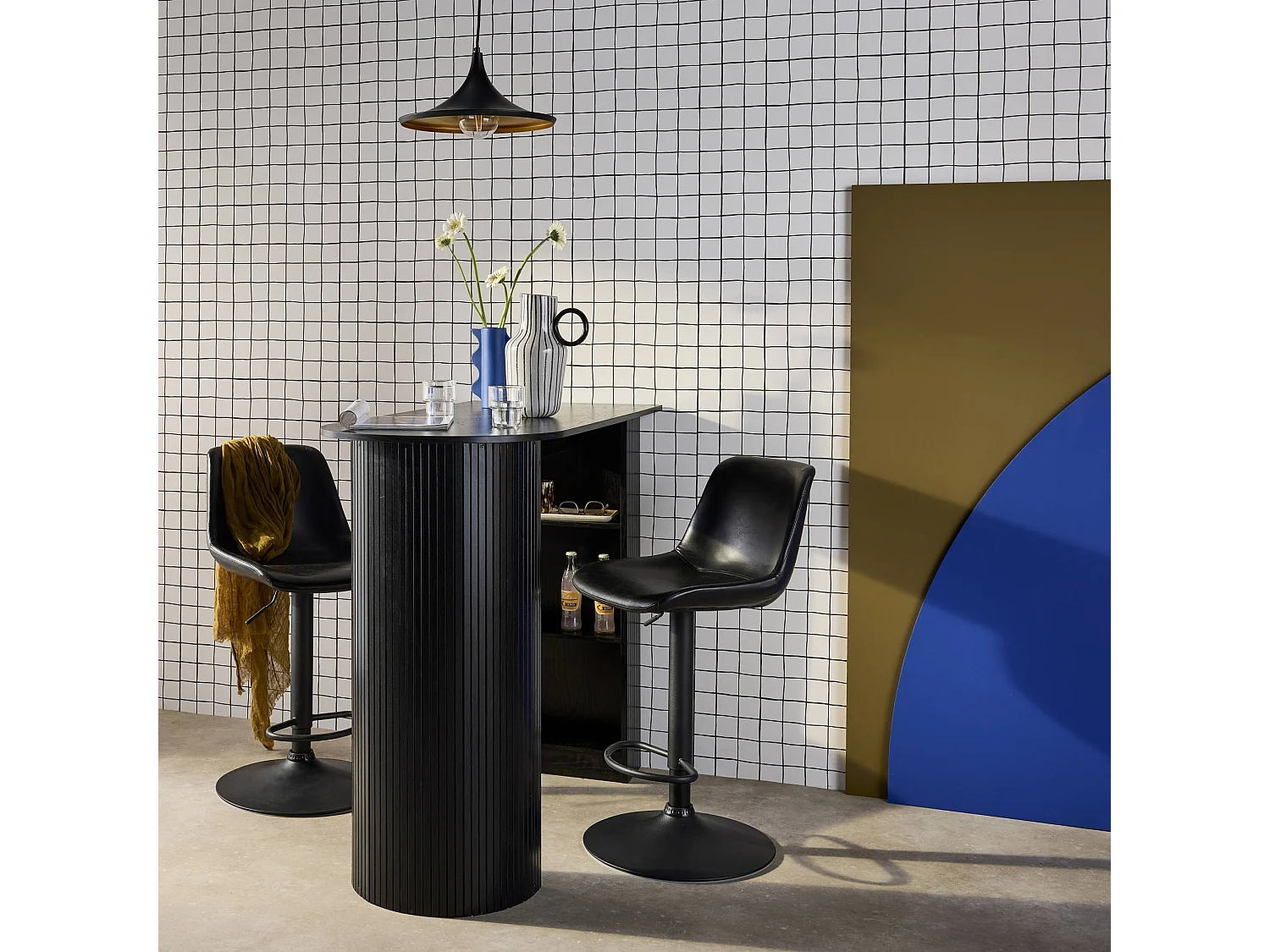 Tavolo alto da cucina decorato in legno con ripostigli, nero