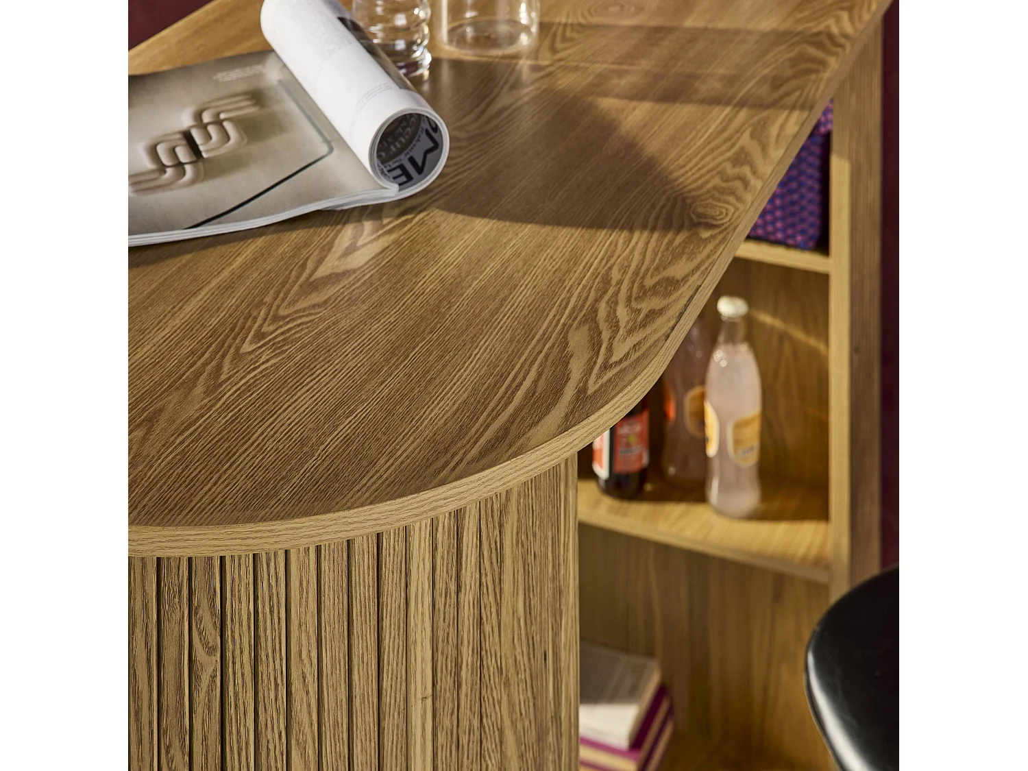 Tavolo alto da cucina decorato in legno con ripostigli, marrone