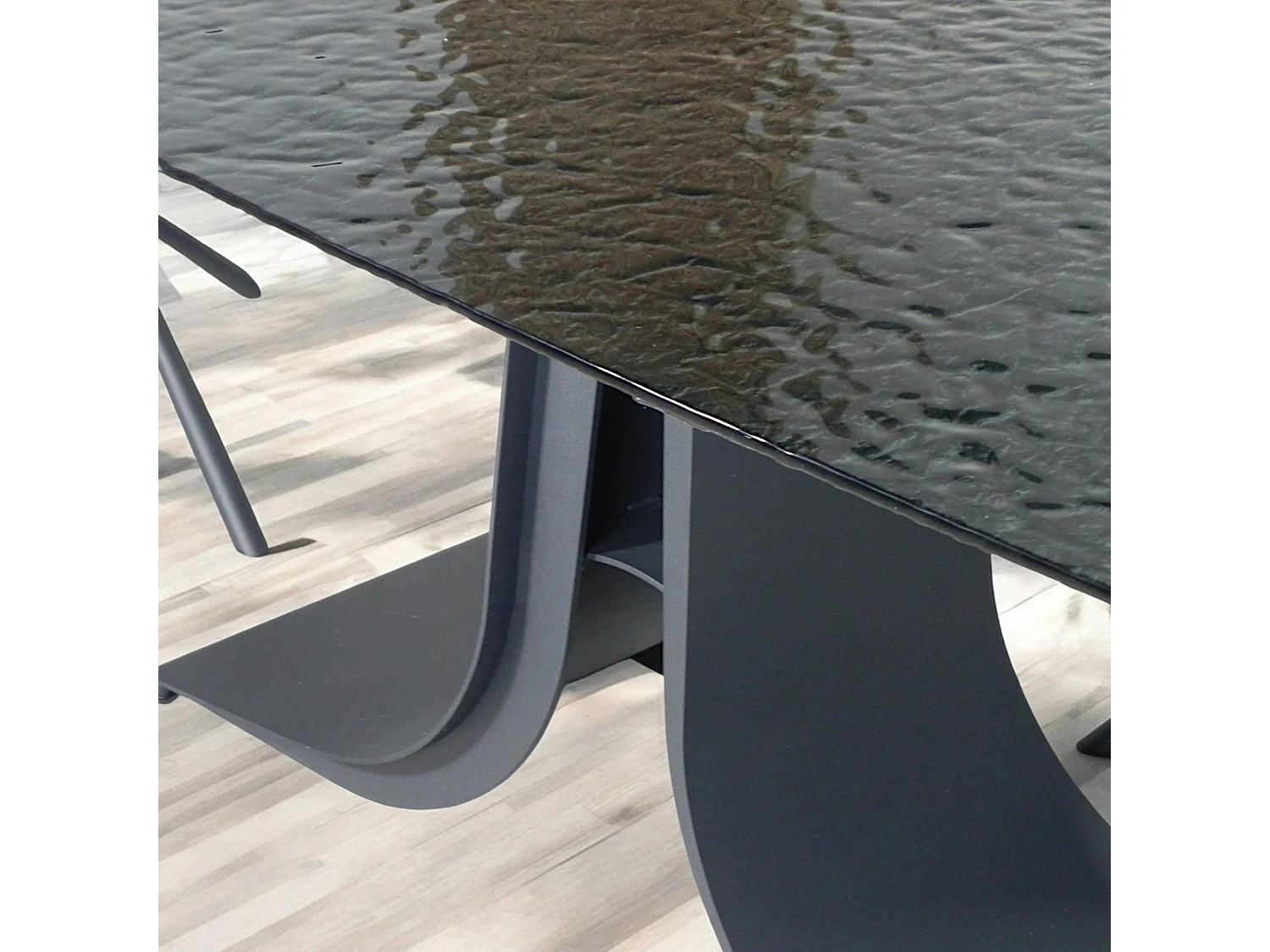 Table en verre ondulé noir extensible 180-260 cm LIGURIE