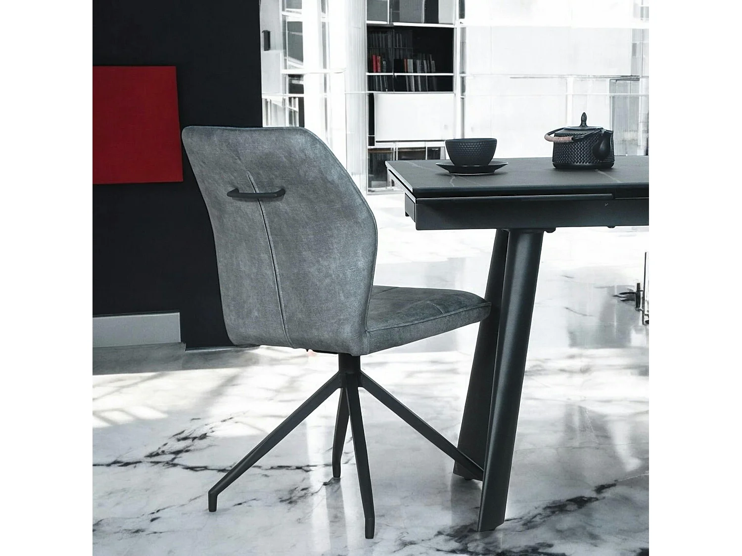 Chaise pivotante bleue en velours patiné avec poignée (lot de 2) LOMBARDIE