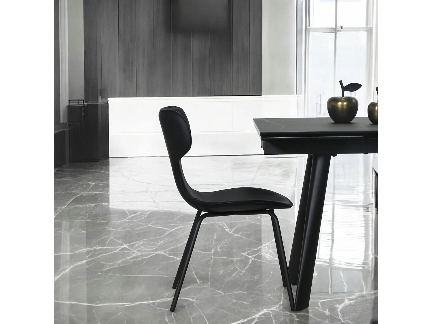 Chaise noire avec dossier en T, revêtement nettoyable (lot de 2) LOMBARDIE