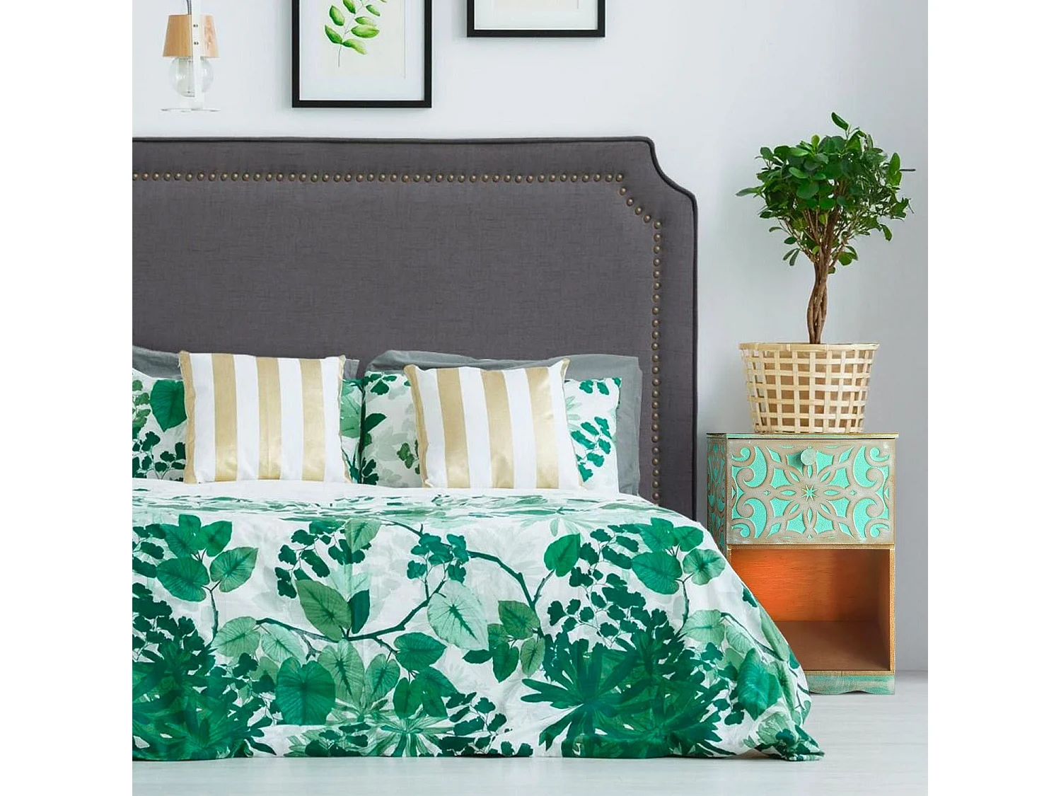 Table de chevet style oriental bois sculpté 1 porte Monbolyto Bois Vert