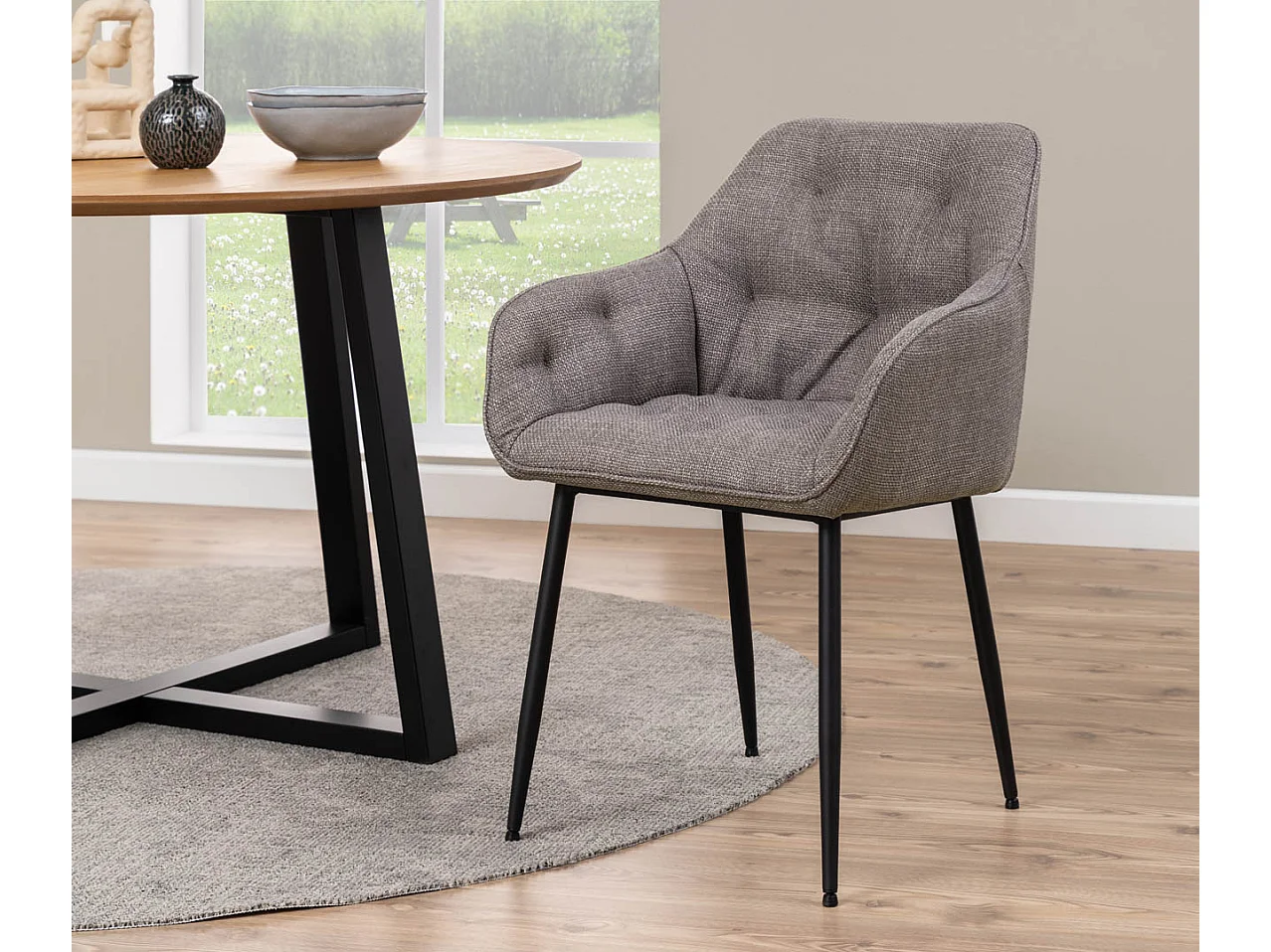 Brooke chaise de salle à manger avec accoudoirs marron.